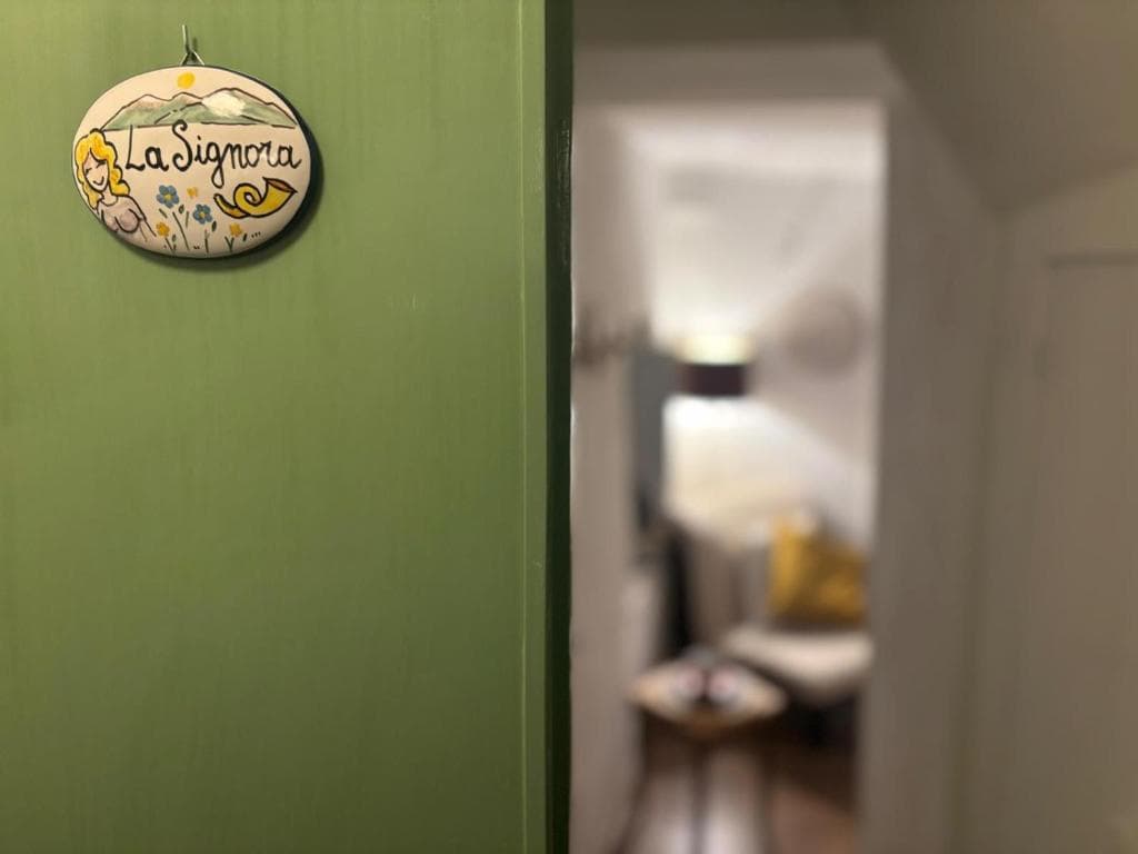 Camera matrimoniale con letto colorato e asciugamani