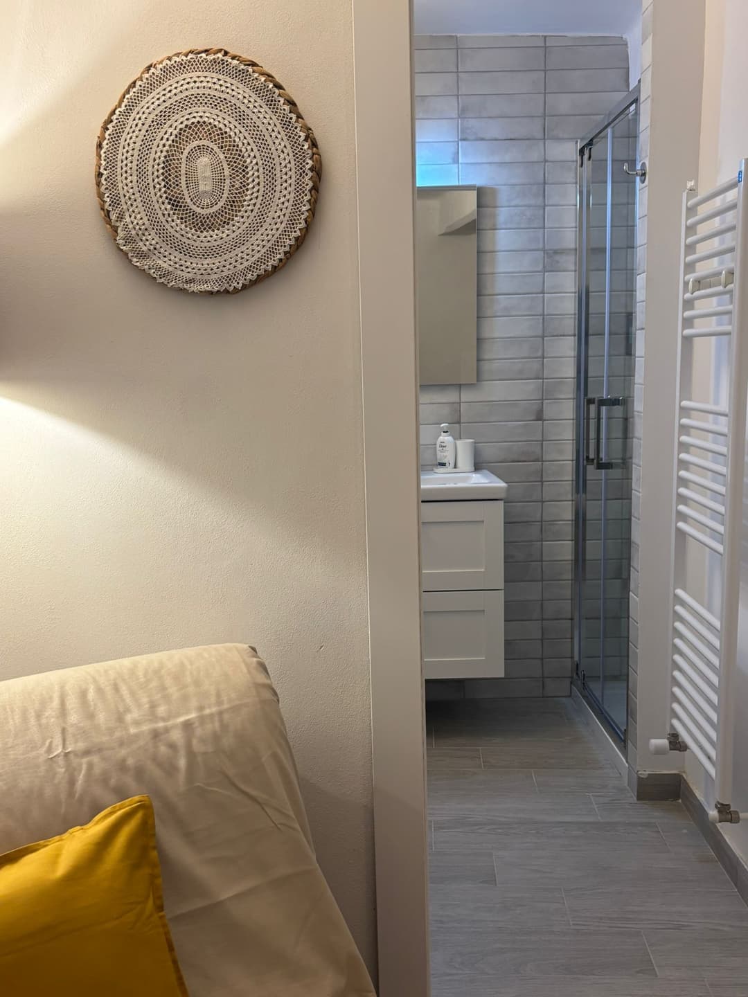 Bagno moderno con doccia in vetro