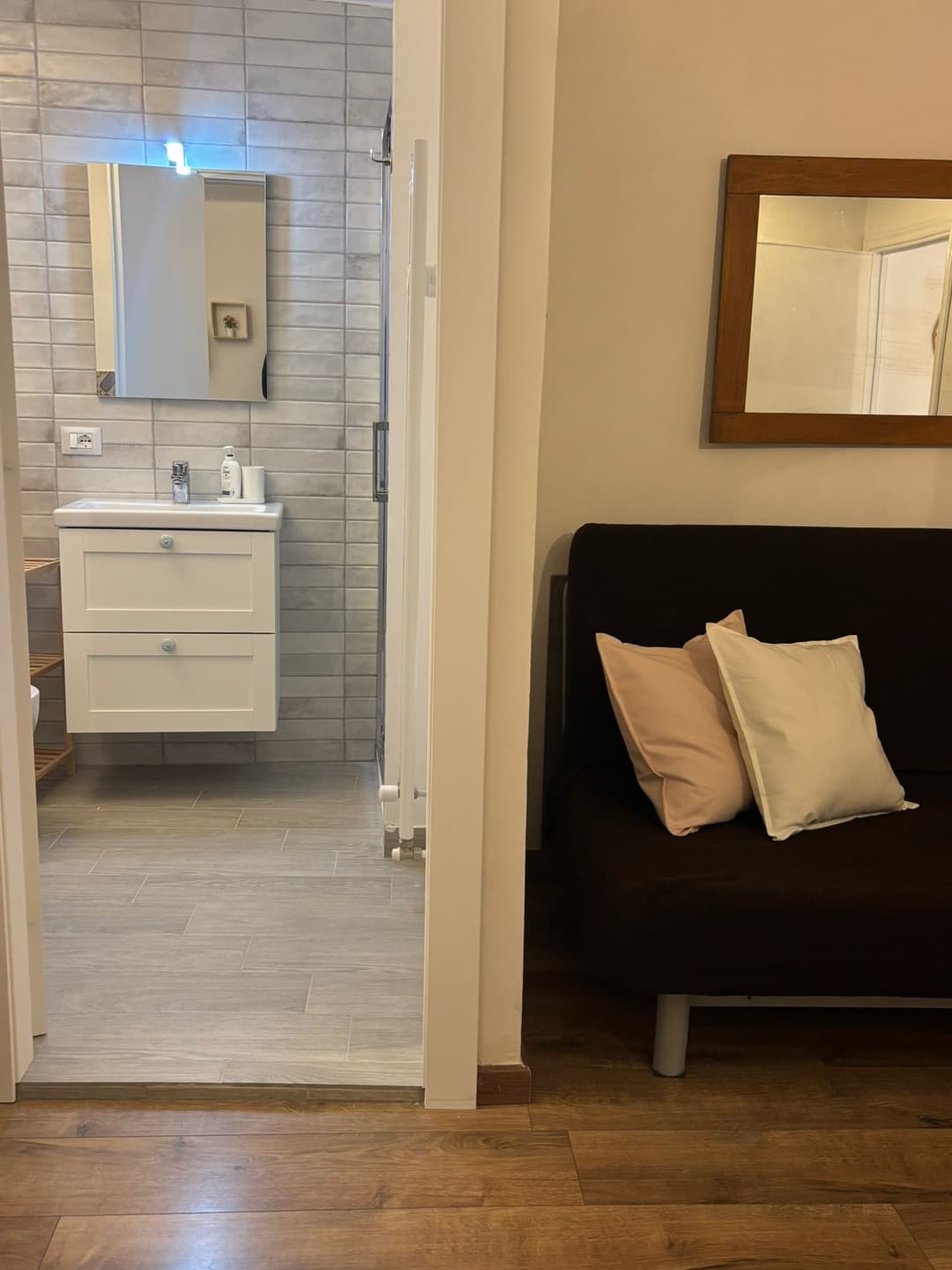 Lavabo moderno bianco con specchio